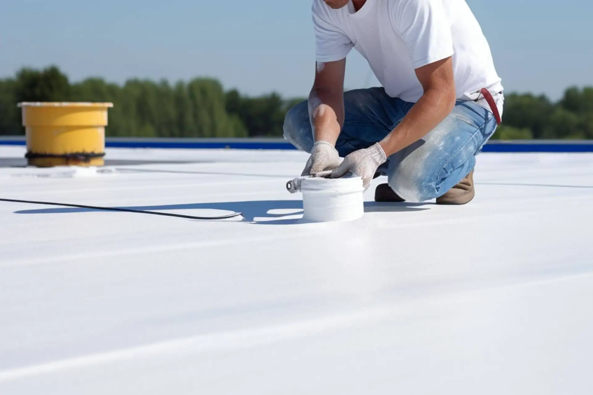 ouvrier de chez kd batiment faisant un traitement contre l'humidité